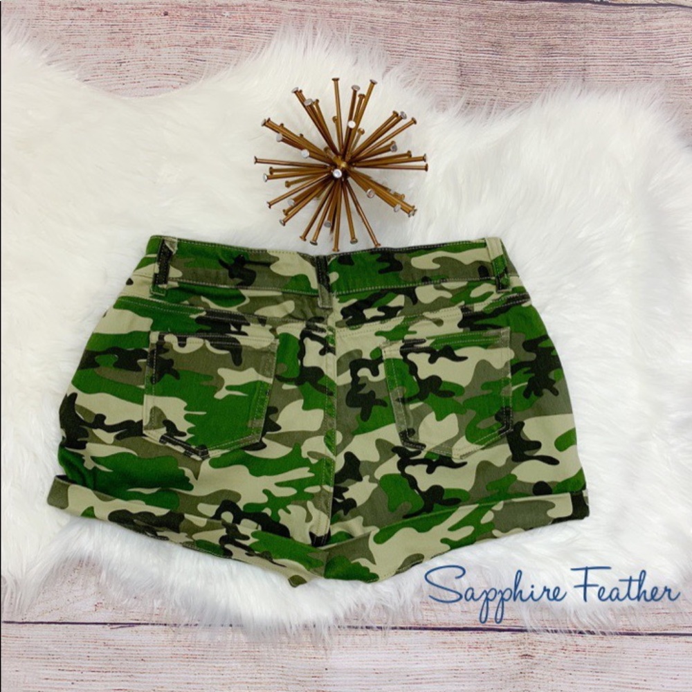 NO BOUNDARIES CAMOUFLAGE SHORTS